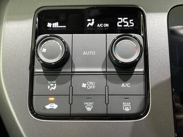 【オートエアコン】一度お好みの温度に設定すれば、車内の温度を検知し風量や温度を自動で調整。暑い…寒い…と何度もスイッチ操作をする必要はありません。快適な車内空間には必須の機能ですね♪