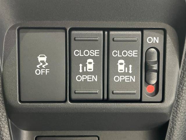 【両側パワースライドドア】スマートキーや運転席のスイッチで後席両側スライドドアの開閉が可能♪電動だから力を入れてドアを開ける必要が無く、小さなお子様でも簡単に開け閉めでき快適です♪