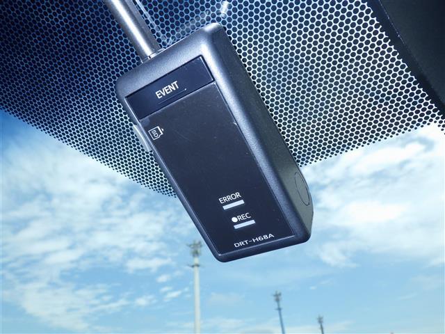 【ETC】有料道路を利用する際に料金所で停止することなく通過できる、ETC車載器（ノンストップ自動料金収受システム機器）が装備されています。セットアップを行うことで利用可能になります。