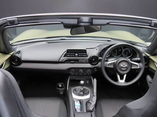 ドライバーの様々な体格に応じて適切な運転姿勢を取りやすいよう、ハンドルの前後位置と高さを調整できます。