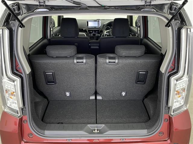 【トランク】積み込みやすくて、たっぷり積める荷室です。シートアレンジできるものは、乗車人数と荷物の量や大きさによってシートを動かすことができるので、より快適なドライブが可能です！
