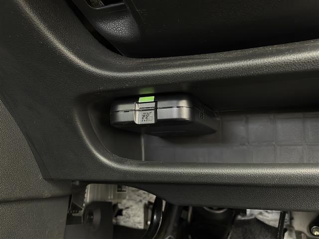 【ETC】有料道路を利用する際に料金所で停止することなく通過できる、ETC車載器（ノンストップ自動料金収受システム機器）が装備されています。セットアップを行うことで利用可能になります。