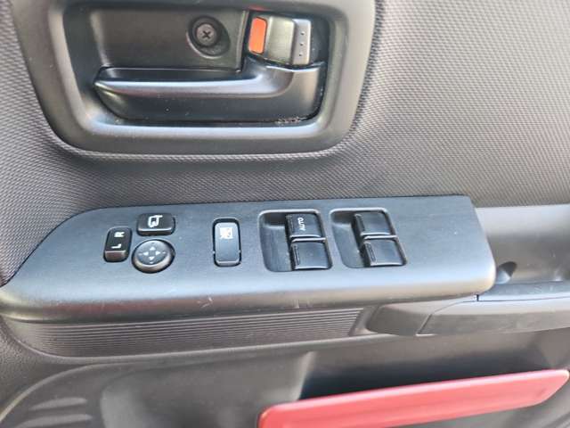 電動格納ミラーにパワーウインドウ装備。