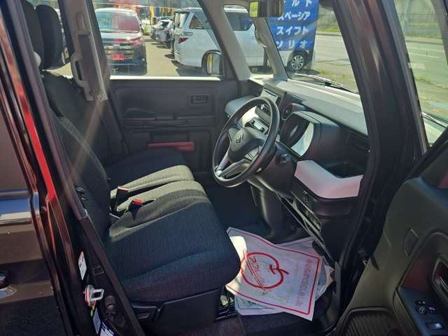 ハイトワゴンの広い運転席です。