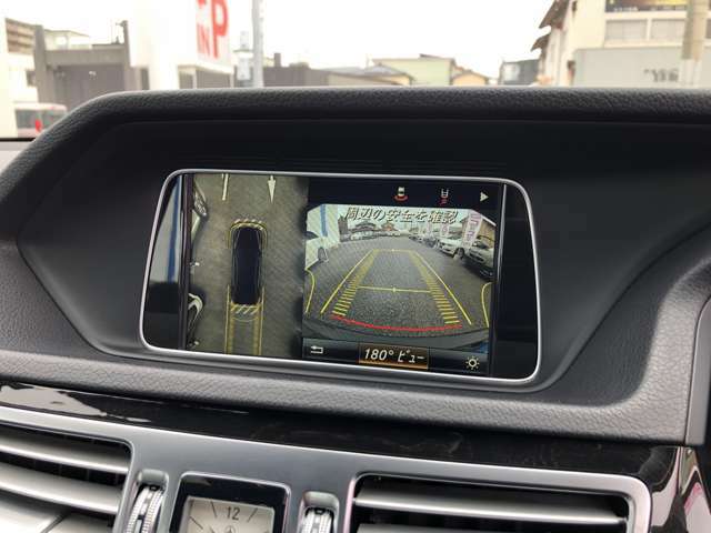 ☆360度モニター☆　4方のカメラで真上から車を見たようにモニターで確認ができるので、車庫入れはらくらくです♪ぜひ一度体感してみて下さい♪