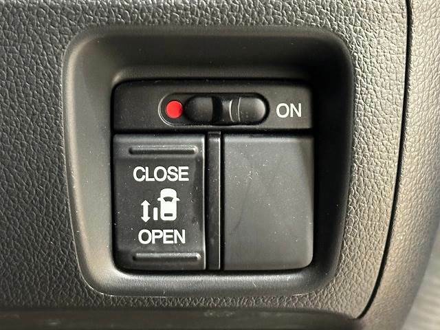 【片側電動スライドドア】運転席よりボタンひとつで開閉可能なスライドドアです。雨の日のお迎えなどに役立ちますね。