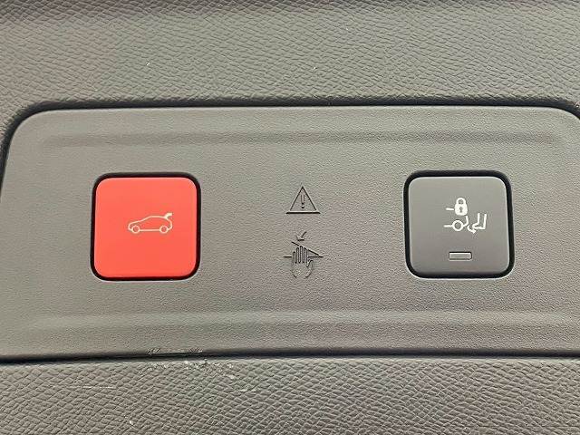 高級車にはお馴染みの【電動リアゲート】搭載。