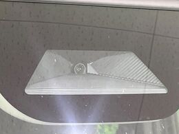 【ホンダセンシング】走行中に前方の車両等を認識し、衝突しそうな時は警報とブレーキで衝突回避と被害軽減をアシスト。より安全にドライブをお楽しみいただけます。