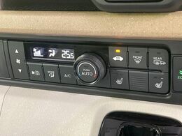 【オートエアコン】一度お好みの温度に設定すれば、車内の温度を検知し風量や温度を自動で調整。暑い…寒い…と何度もスイッチ操作をする必要はありません。快適な車内空間には必須の機能ですね♪