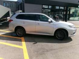 弊社の車は三菱認定中古車で1年間の保証付です。全国の三菱ディーラーで保証修理が受けられます。詳しくは弊社スタッフにお問合せ下さい。