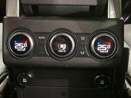 ◆3ゾーンクライメイトコントロール『運転席・助手席・後席も3か所で独立したエアコン設定が可能です。』