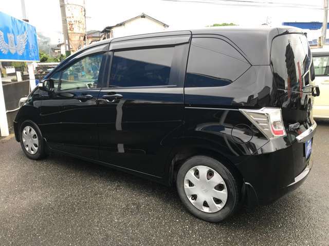 外装も毎日磨いております。中古車だから傷はあるもの。でもキレイなほうがいい。納車の際に「中古車じゃないみたい」って言ってくださるお客様の顔が好きなんです。