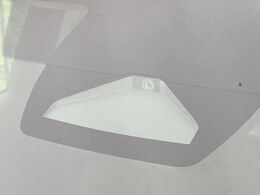 【トヨタセーフティセンス】走行中に前方の車両等を認識し、衝突しそうな時は警報とブレーキで衝突回避と被害軽減をアシスト。より安全にドライブをお楽しみいただけます。