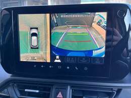 【全方位型モニター】クルマを上空から見下ろしているかのように、直感的に周囲の状況を把握できる全方位型モニター。狭い場所での駐車でも周囲が映像で確認できます♪