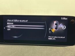 【ブラインドスポットモニタリング】走行中、ドアミラーの死角になりやすい箇所に後続車が接近するとサイドミラー付近に警告を表示、ドライバーに注意喚起をしてくれます。