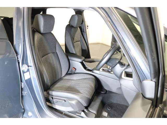 すわり心地の良い運転席・助手席です。長時間のドライブの疲れ軽減に貢献します。どうぞ快適なドライブを♪