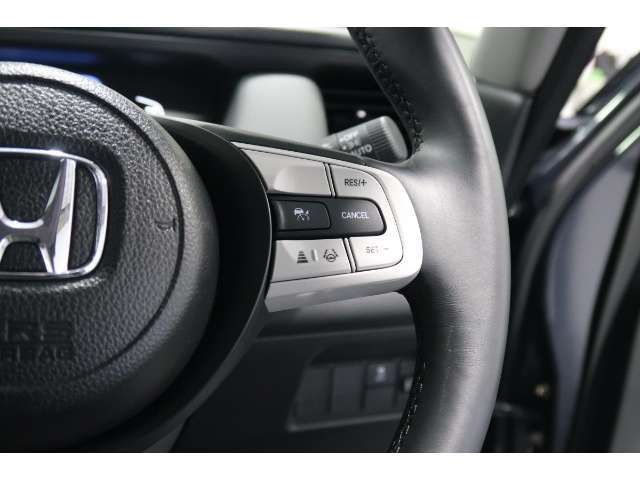 Hondaセンシングの機能のひとつ、アダプティブクルーズコントロール付！アクセルから足を離しても設定したスピードと前車との車間を保ち走行してくれます！車線維持もアシスト☆高速道路で疲労軽減ですね☆