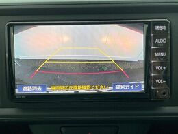 【バックカメラ】駐車時に後方がリアルタイム映像で確認できます。大型商業施設や立体駐車場での駐車時や、夜間のバック時に大活躍！運転スキルに関わらず、今や必須となった装備のひとつです！