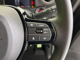 【アダプティブクルーズコントロール】高速道路での長距離走行が楽に！！自動で速度を保つクルーズコントロールが、衝突軽減システムと連携し、前方の車両を感知して車間を保つように速度調節してくれます！！