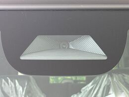 【ホンダセンシング】走行中に前方の車両等を認識し、衝突しそうな時は警報とブレーキで衝突回避と被害軽減をアシスト。より安全にドライブをお楽しみいただけます。