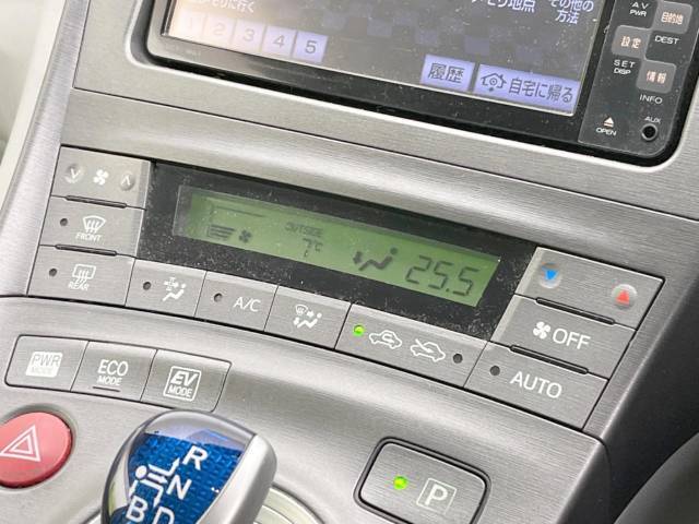 【オートエアコン】一度お好みの温度に設定すれば、車内の温度を検知し風量や温度を自動で調整。暑い…寒い…と何度もスイッチ操作をする必要はありません。快適な車内空間には必須の機能ですね♪