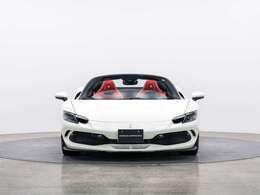 ボディカラーはBianco Avus,Neroのツートンボディカラー