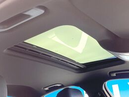 ●サンルーフ：開放感たっぷりの希少装備、サンルーフが装着されています！車内に明かりを取り入れたり景色を楽しむ以外にも、車内の空気も簡単に換気できて快適です！
