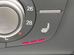 ●フロントシートヒーティング：運転席・助手席共に三段階で調節が可能なシートヒーターを装備しております。季節を問わず快適にご使用いただけます。