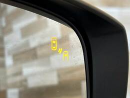 【ブラインドスポットモニター（BSM）】車線変更時に車両後方から来る車両を検知し安全をサポートする装置です。