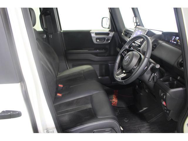 運転席から手の届く位置によく使うものが機能的に配置されています。
