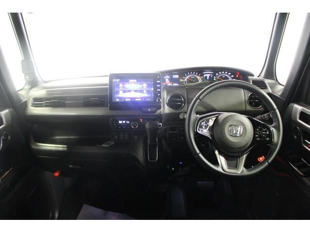 落ち着いたインパネデザインです。運転席から手の届く位置によく使うものが機能的配置されています。
