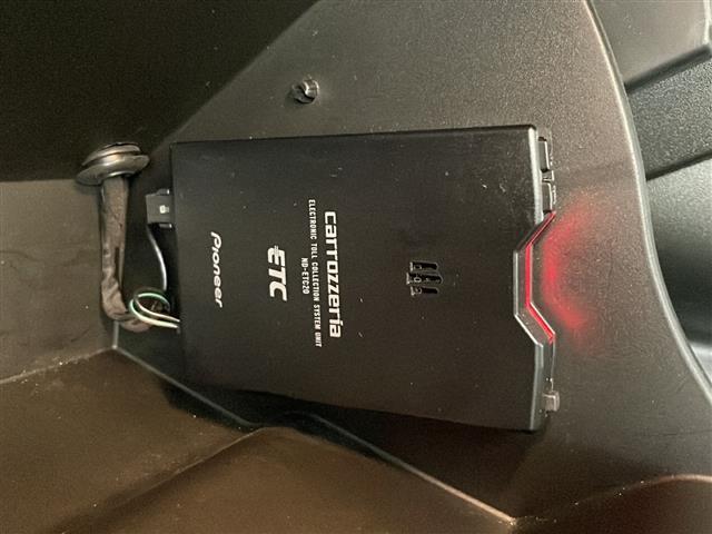 【ETC】有料道路を利用する際に料金所で停止することなく通過できる、ETC車載器（ノンストップ自動料金収受システム機器）が装備されています。セットアップを行うことで利用可能になります。