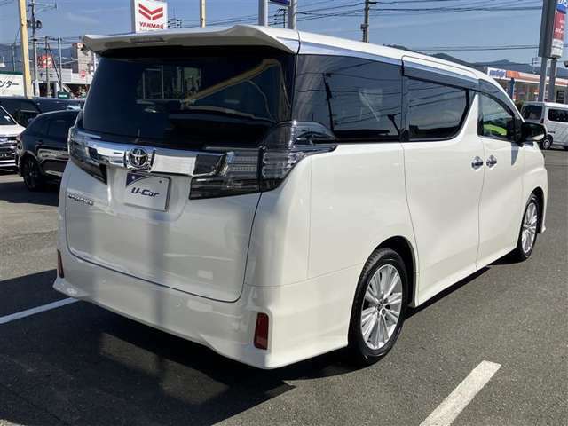 広々とした車内空間に優れたお車で、デザインも上質で人気車種です！