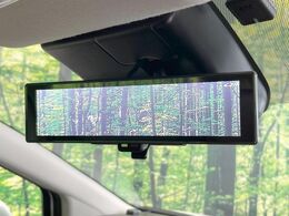 【インテリジェントルームミラー】後席の大きな荷物や同乗者で後方が確認しづらい時でも安心！カメラが撮影した車両後方の映像をルームミラー内に表示。クリアな視界で状況の確認が可能です！
