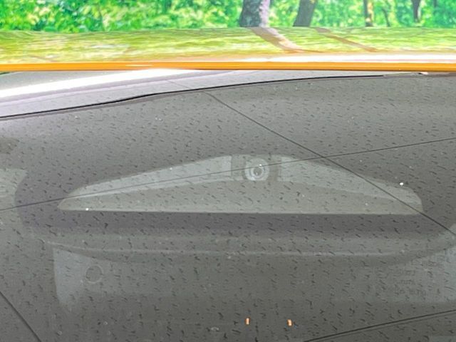 【プリクラッシュセーフティ】前方の車両等を検知し、衝突しそうな時は警報で注意を促し、ブレーキを踏む力をサポート。ブレーキを踏めなかった場合は衝突被害軽減ブレーキが作動、衝突回避をサポートします。