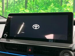 【12.3インチディスプレイオーディオ】スマートフォンと連携が可能な大画面ディスプレイオーディオです。スマートフォンのナビ機能を使用したり、Bluetooth接続で音楽もお楽しみいただけます！