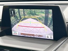 【バックカメラ】駐車時に後方がリアルタイム映像で確認できます。大型商業施設や立体駐車場での駐車時や、夜間のバック時に大活躍！運転スキルに関わらず、今や必須となった装備のひとつです！