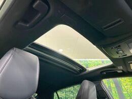 【サンルーフ】開放感たっぷりの希少装備、サンルーフが装着されています！車内に明かりを取り入れたり景色を楽しむ以外にも、車内の空気も簡単に換気できて快適です！