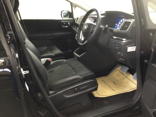 運転席は、大きな座面と包み込むような背もたれがドライバーの身体全体をしっかり支えます。上質なシート素材と座り心地のよいクッションを採用し、長時間の運転やコーナーの多い道も快適です。