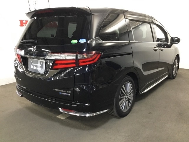 プライバシーガラスが装備されています。外を見るときには気にならずに、後方車両からは車内が見えにくい設計になっております。