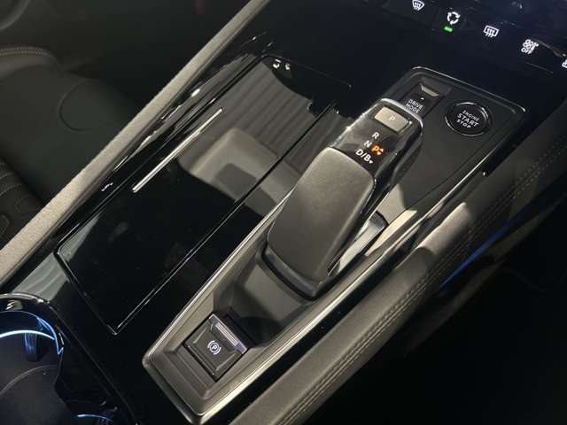 シフトレバーも操作性良く出来ています。運転縞柄ドライブモードを切り替え可能です。
