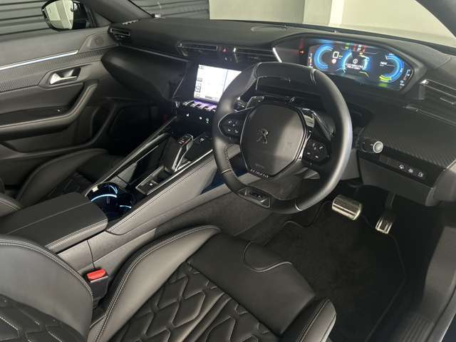 内装：車両の状態やシートのよれ等、お気付きの箇所がございましたらお写真にてお送り致しますのでお気軽にお申し付けくださいませ