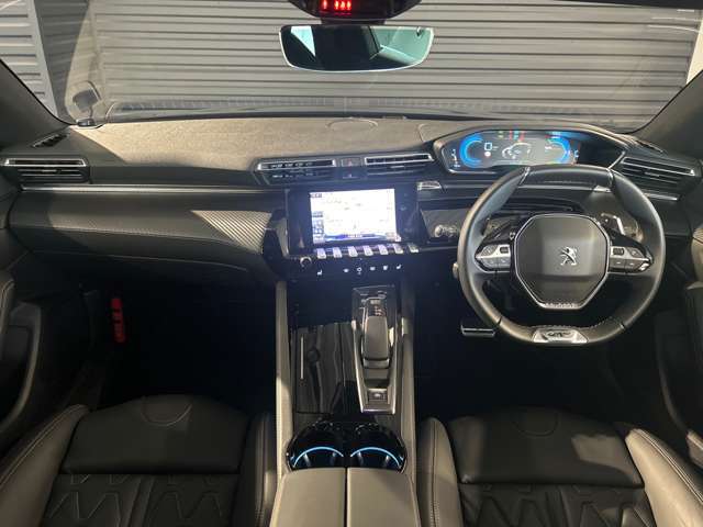 スッキリとまとめられた運転席周りで、運転を楽しくさせる内装です。まさにcockpitです！