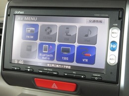 ナビゲーションはギャザズメモリーナビ（VXM-145VSi）を装着しております。AM、FM、CD、DVD再生、Bluetooth、ワンセグTVがご使用いただけます。初めて訪れた場所でも安心ですね！