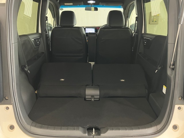 シートを倒せば、さらに広い荷室が出現します♪