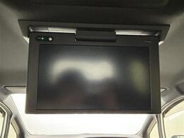 【純正12インチフリップダウンモニター】後席でも大画面かつ高画質で映像をお楽しみください