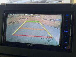 【バックカメラ】駐車時に後方がリアルタイム映像で確認できます。大型商業施設や立体駐車場での駐車時や、夜間のバック時に大活躍！運転スキルに関わらず、今や必須となった装備のひとつです！