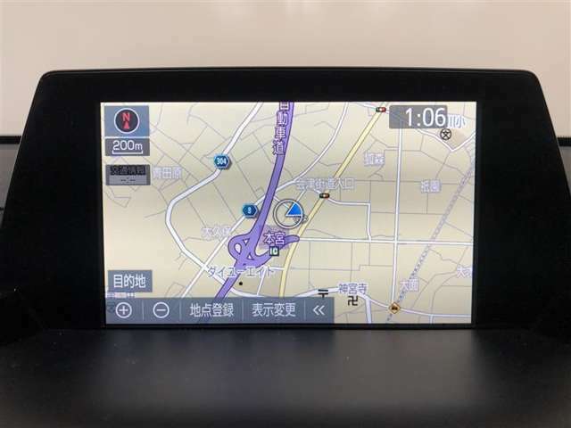 【SDナビゲーションシステム】運転中の視線移動が少なく済むよう遠方情報に8インチ遠視用ディスプレイ、手前にはタブレット感覚で操作できる7インチトヨタマルチオペレーションタッチを配置