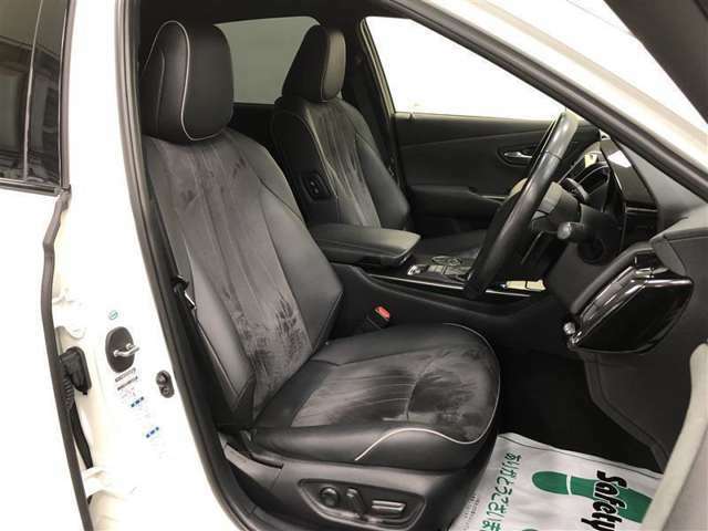 運転席シートは周囲が適度に囲まれていることで、まるでコックピットに座っているかのように感じられます。ボンネットフードを低く、フロントピラーをスリム化し、広々とした解放感も両立しています。