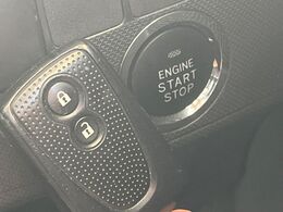 【キーフリーシステム】カバンやポケットに入れたままでもドアの施錠・解錠が可能なスマートキーを装備。エンジンのオン・オフ時もカギを取り出す必要が無いからとっても便利です♪